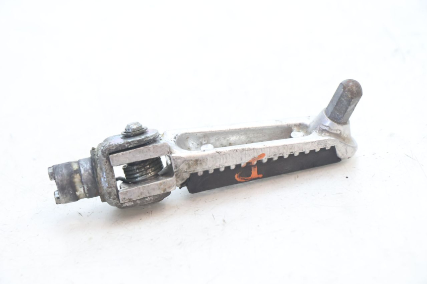 photo de FRONT RIGHT FOOTREST SUZUKI SV S 650 (2003 - 2009) - Alternative perspective