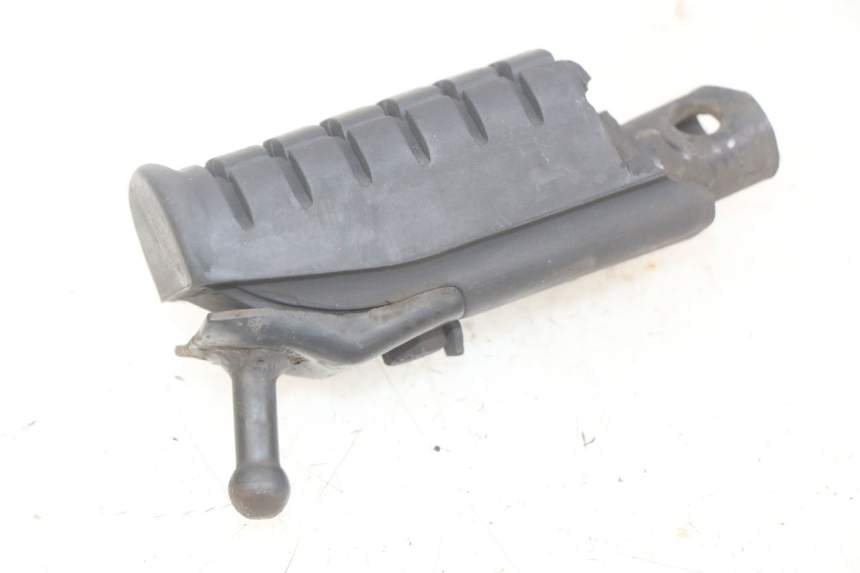 photo de RIGHT FRONT FOOTREST DAELIM VJ ROADWIN FI 125 (2008 - 2017) - Technical close-up