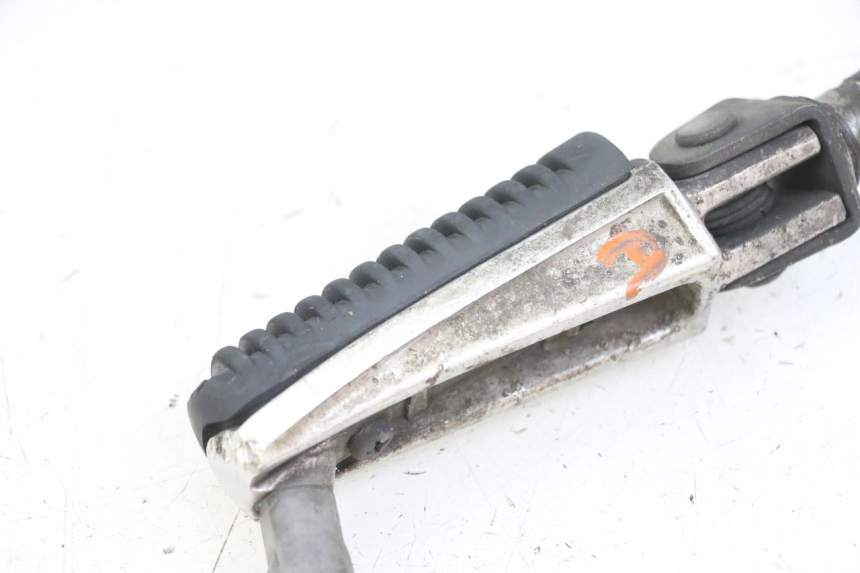 photo de RIGHT FRONT FOOTREST YAMAHA FZS FAZER 600 (2001 - 2003) - Component detail