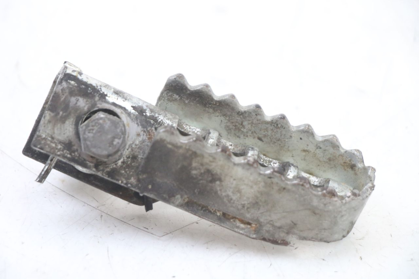 photo de FRONT LEFT FOOTREST DERBI SENDA R X-TREME 50 (2006 - 2010) - Zoom on usage condition