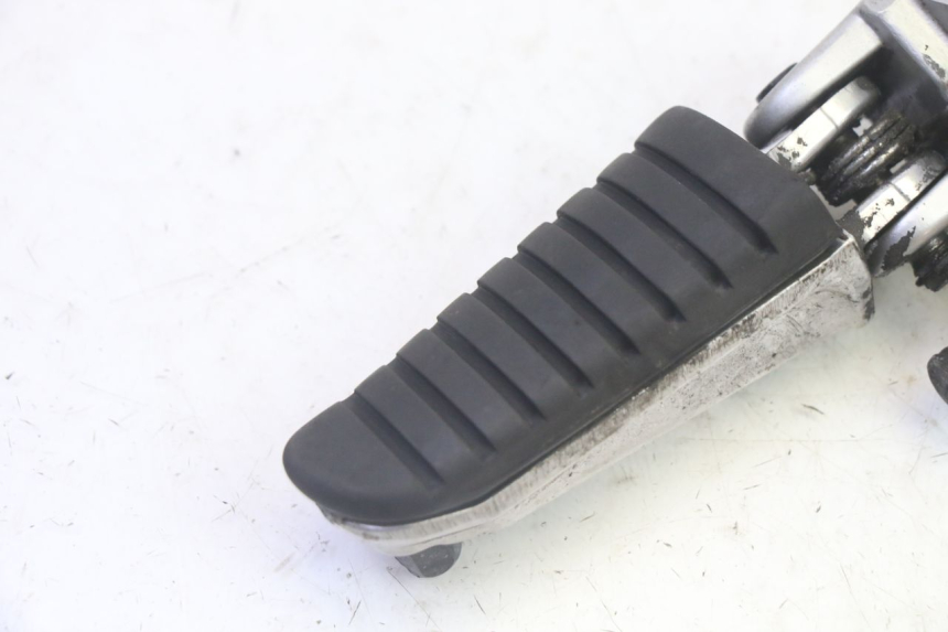 photo de FRONT LEFT FOOTREST SUZUKI DL V STROM 1000 (2002 - 2007) - Component detail