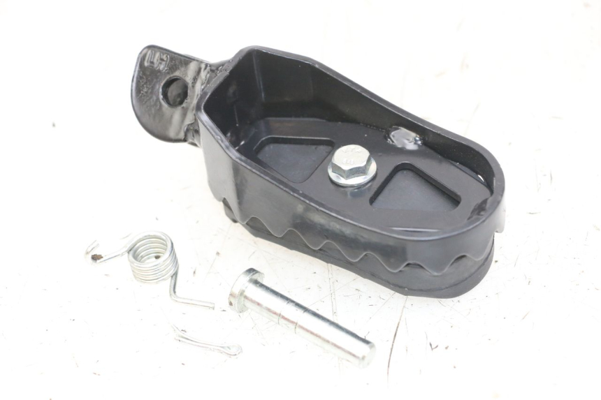 photo de FRONT LEFT FOOTREST ROYAL ENFIELD SCRAM 411 (2022 - 2024) - Zoom on usage condition