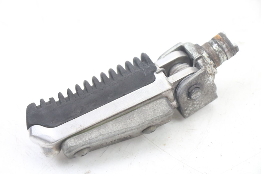 photo de FRONT LEFT FOOTREST SUZUKI GSF S BANDIT 600 (2000 - 2004) - Alternative perspective