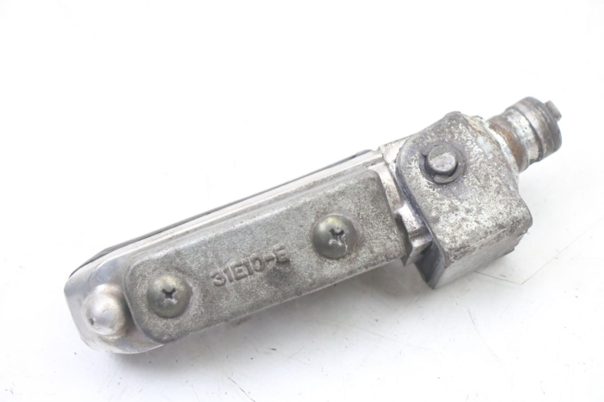 photo de FRONT LEFT FOOTREST SUZUKI GSF S BANDIT 600 (2000 - 2004) - Technical close-up