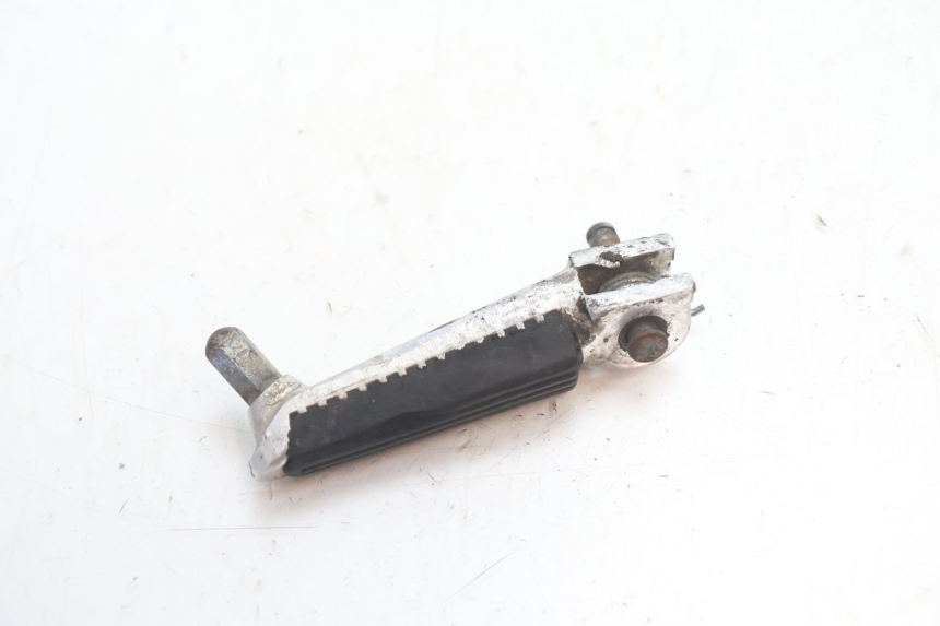 photo de FRONT LEFT FOOTREST SUZUKI SV S 650 (2003 - 2009) - Zoom on usage condition