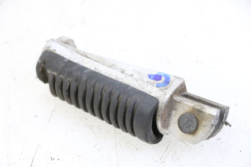photo de FRONT LEFT FOOTREST YAMAHA XJN DIVERSION 600 (2000 - 2003) - Zoom on usage condition