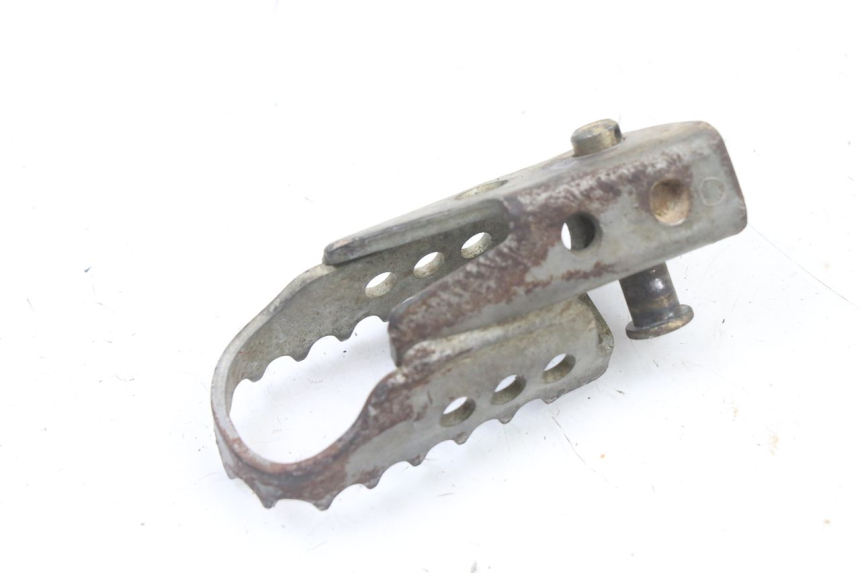 photo de FRONT LEFT FOOTREST YAMAHA TTR 125 (2000 - 2020) - Technical close-up