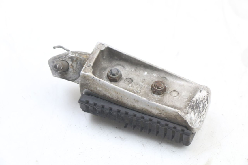 photo de FRONT LEFT FOOTREST YAMAHA XVS DRAG STAR DRAGSTAR 650 (1997 - 2007) - Technical close-up