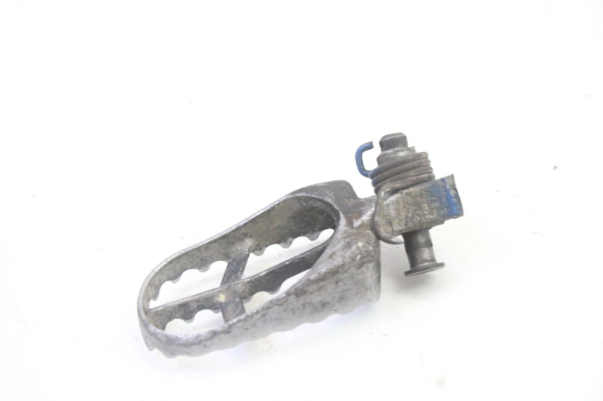 photo de FRONT LEFT FOOTREST YAMAHA YZ 125 (1998 - 2005) - Alternative perspective
