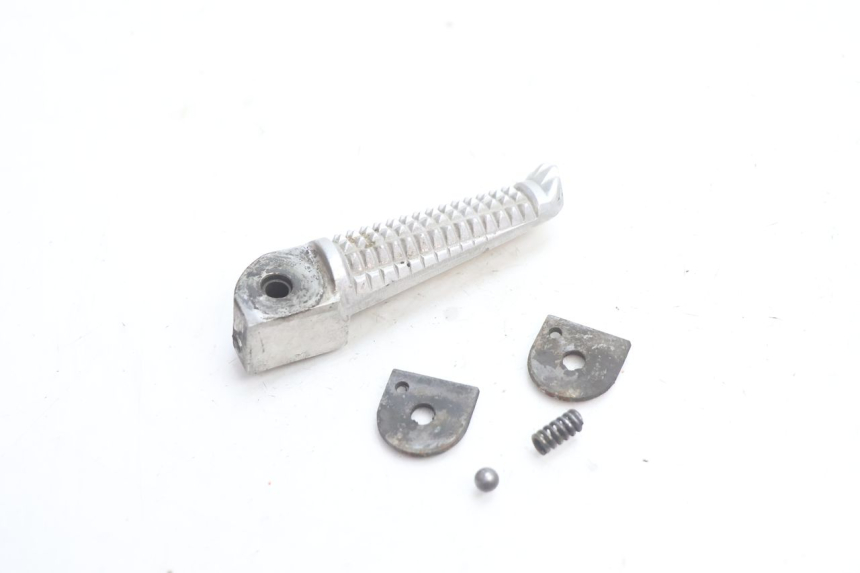 photo de FRONT LEFT FOOTREST YAMAHA YZF R GENESIS 750 (1993 - 1998) - Zoom on usage condition