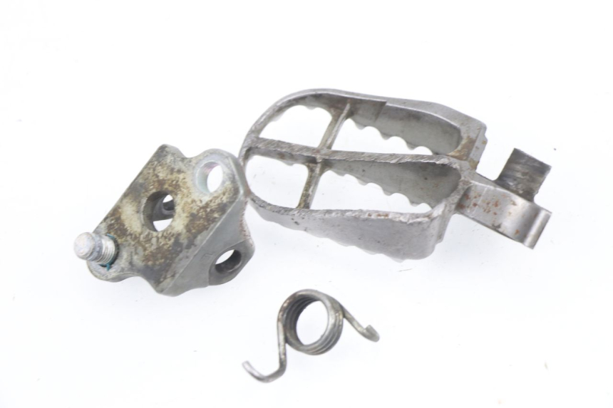 photo de FRONT LEFT FOOTREST YAMAHA YZF YZ-F 450 (2006 - 2009) - Alternative perspective