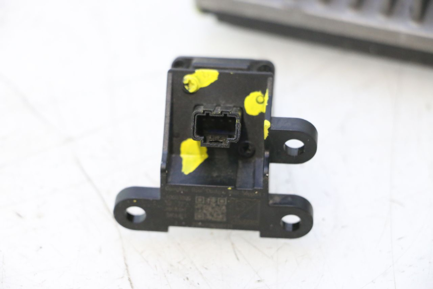 photo de REVERSING CAMERA PIAGGIO MP3 HPE 530 (2022 - 2026) - Surface and material condition