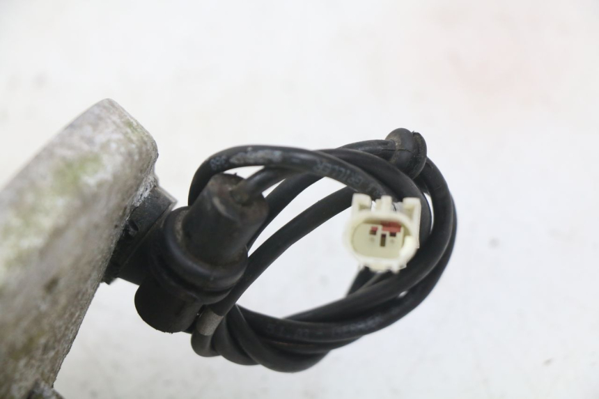 photo de FRONT ABS SENSOR PEUGEOT SATELIS COMPRESSOR K15 125 (2006 - 2009) - Zoom on usage condition