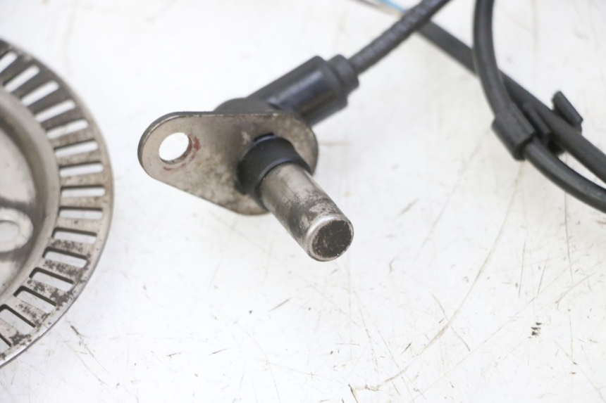 photo de FRONT ABS SENSOR PEUGEOT SATELIS 125 (2013 - 2018) - Technical close-up