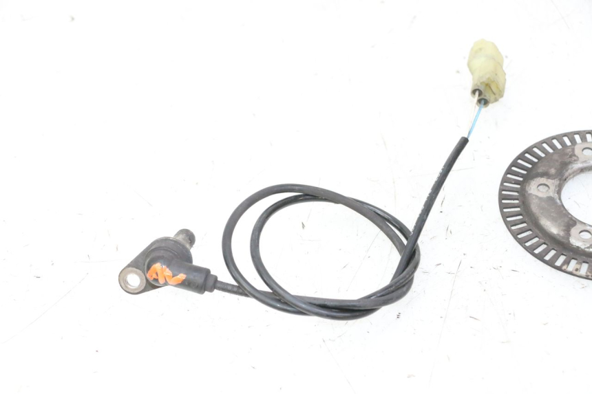 photo de FRONT ABS SENSOR PEUGEOT SATELIS 125 (2013 - 2018) - Zoom on usage condition