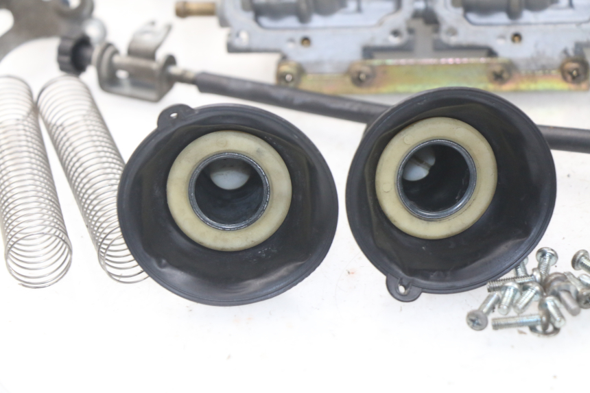 photo de CARBURETOR HYOSUNG COMET GTR 125 (2007 - 2014) - Fixing points details