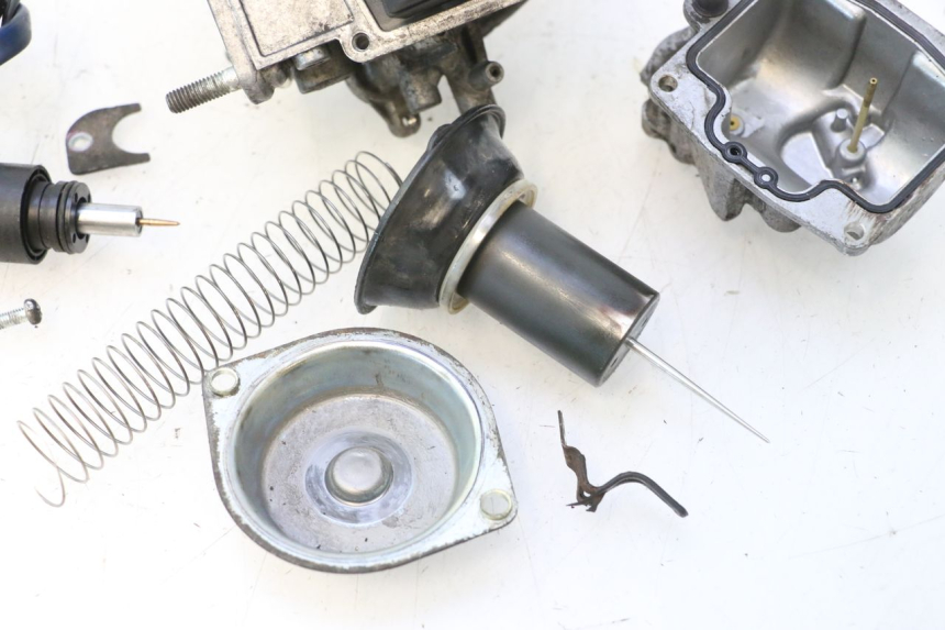 photo de CARBURETOR YAMAHA YP MAJESTY 125 (2002 - 2006) - Surface and material condition