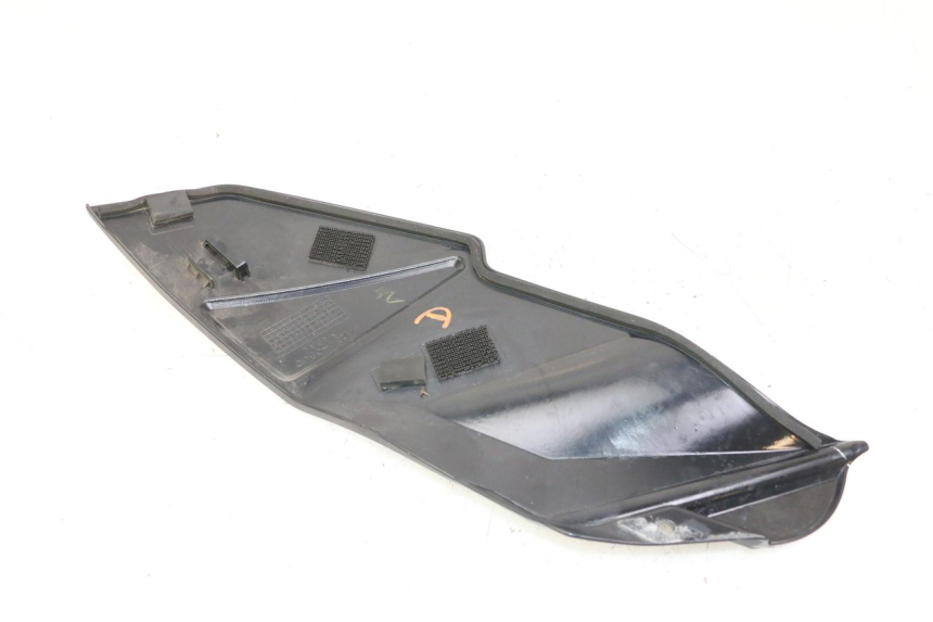 photo de RIGHT TANK FAIRING SUZUKI GSR 750 (2011 - 2017) - Zoom on usage condition