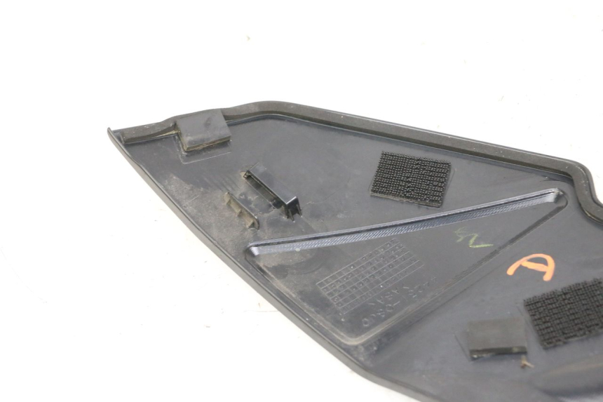 photo de RIGHT TANK FAIRING SUZUKI GSR 750 (2011 - 2017) - Alternative perspective