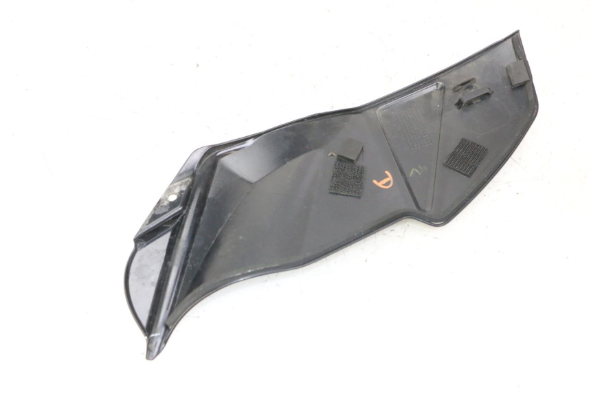 photo de RIGHT TANK FAIRING SUZUKI GSR 750 (2011 - 2017) - Technical close-up