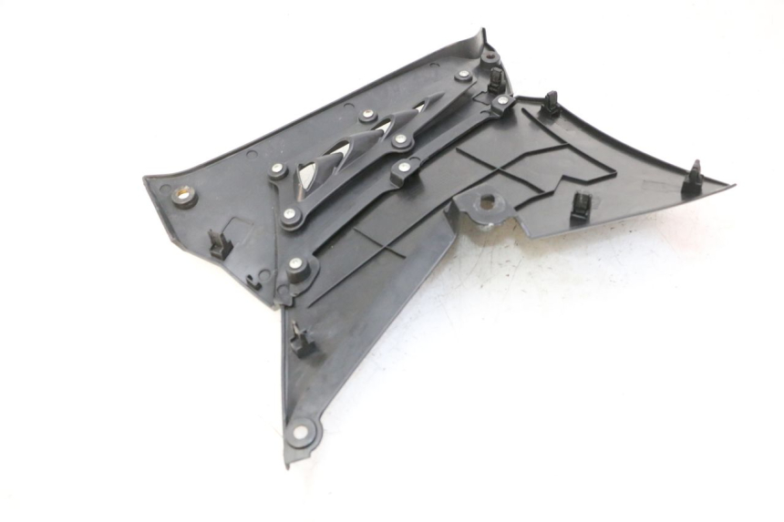 photo de RIGHT FUEL TANK PANEL MAG POWER R-STREET 50 (2016 - 2025) - Technical close-up