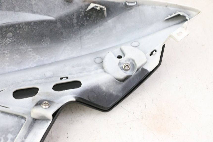 photo de LEFT FUEL TANK PANEL BMW G310 R 310 (2016 - 2020) - Technical close-up