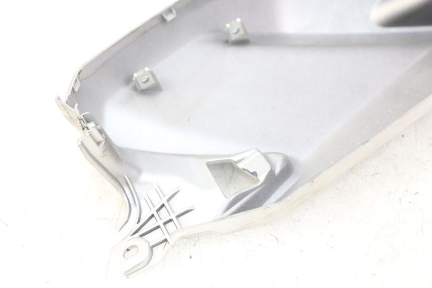 photo de LEFT TANK FAIRING YAMAHA MT ABS 125 (2014 - 2018) - Fixing points details