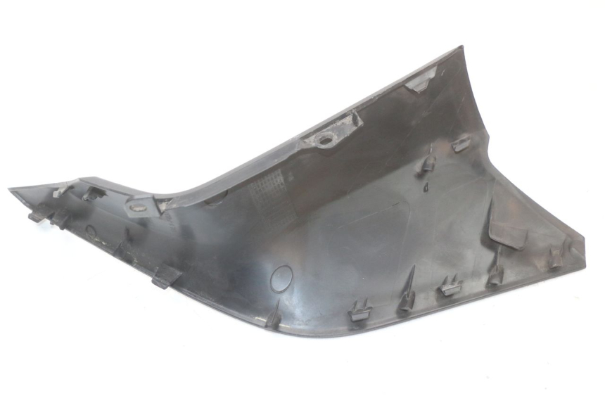 photo de LEFT FUEL TANK PANEL YAMAHA XMAX X-MAX ABS 125 (2017 - 2020) - Zoom on usage condition