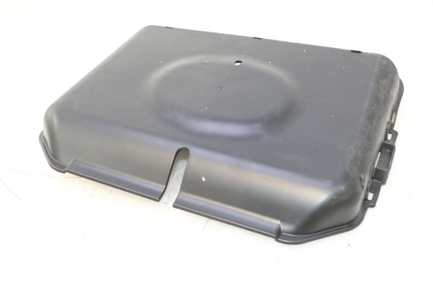 photo de FUEL TANK PANEL PIAGGIO MP3 HPE 530 (2022 - 2026) - Alternative perspective