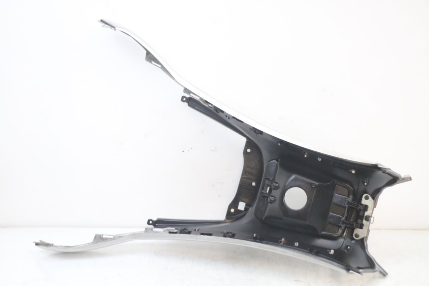 photo de FUEL TANK PANEL PIAGGIO MP3 LT 400 (2007 - 2012) - Fixing points details