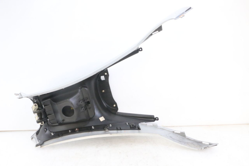 photo de FUEL TANK PANEL PIAGGIO MP3 LT 300 (2010 - 2016) - Distinctive features