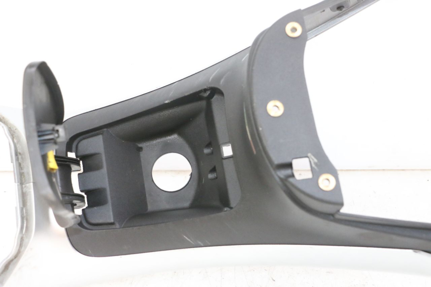 photo de FUEL TANK PANEL PIAGGIO MP3 LT 300 (2010 - 2016) - Zoom on usage condition