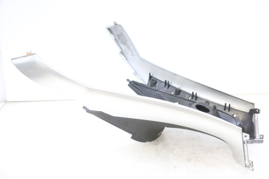 photo de FUEL TANK PANEL PIAGGIO MP3 LT 300 (2010 - 2016) - Fixing points details