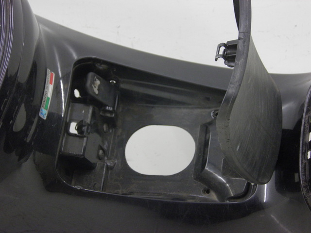 photo de FUEL TANK PANEL PIAGGIO XEVO - X EVO 125 (2010 - 2015) - Fixing points details