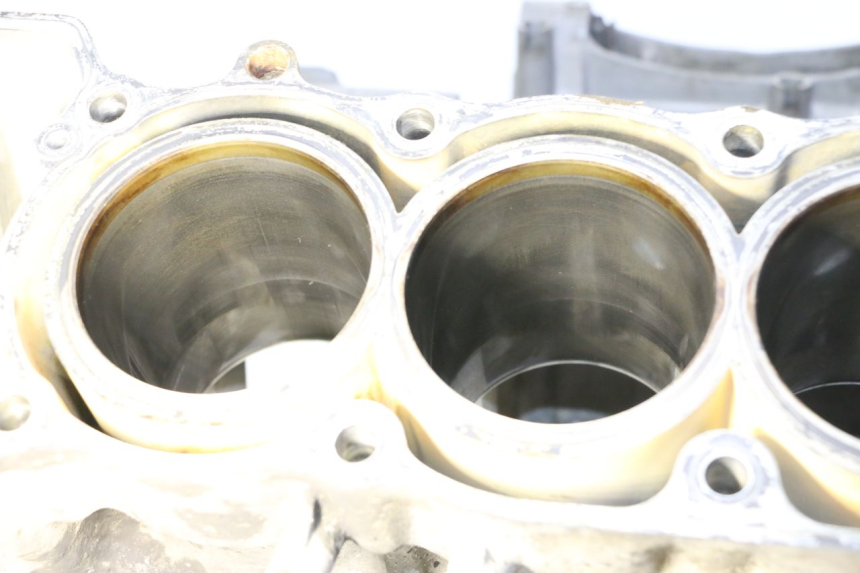 photo de ENGINE CRANKCASE HONDA CBR RR FIREBLADE 900 (1992 - 1994) - Distinctive features