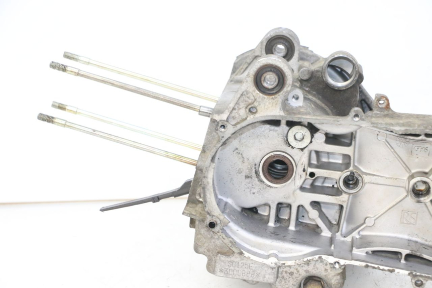 photo de ENGINE CRANKCASE DAELIM BESBI 125 (2007 - 2008) - Fixing points details