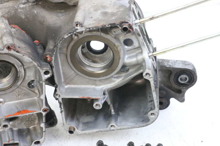 photo de ENGINE BOTTOM CASE KYMCO DINK 4T 50 (2007 - 2018) - Alternative angle