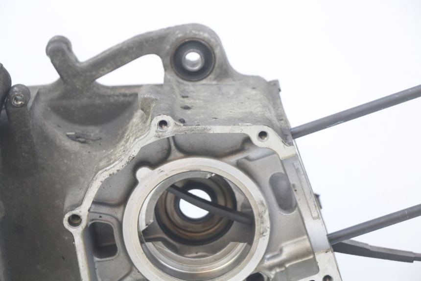 photo de ENGINE LOWER CASING HONDA FES PANTHEON 125 (2003 - 2007) - Distinctive features