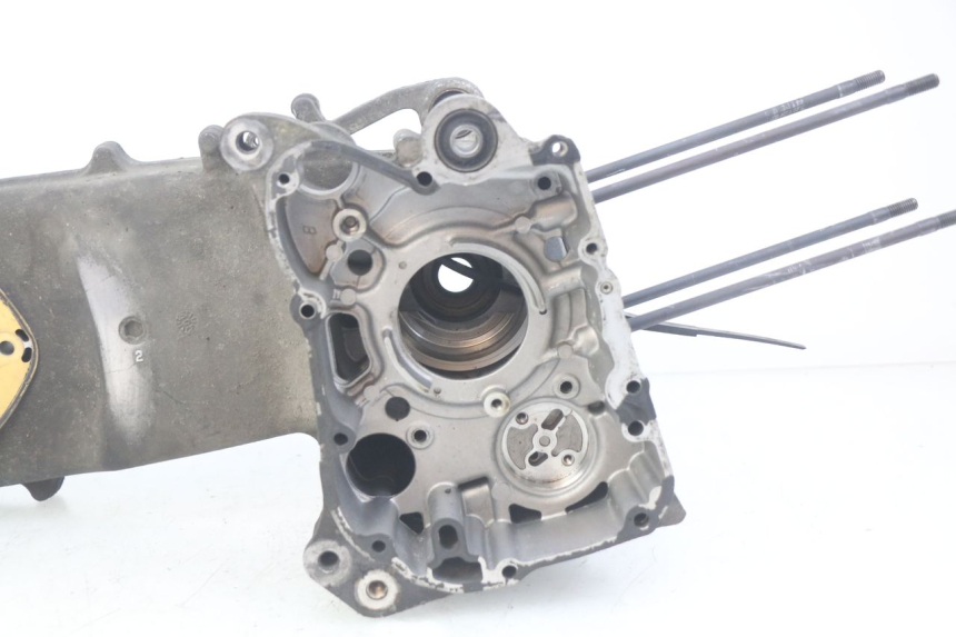 photo de ENGINE LOWER CASING HONDA FES PANTHEON 125 (2003 - 2007) - Alternative perspective
