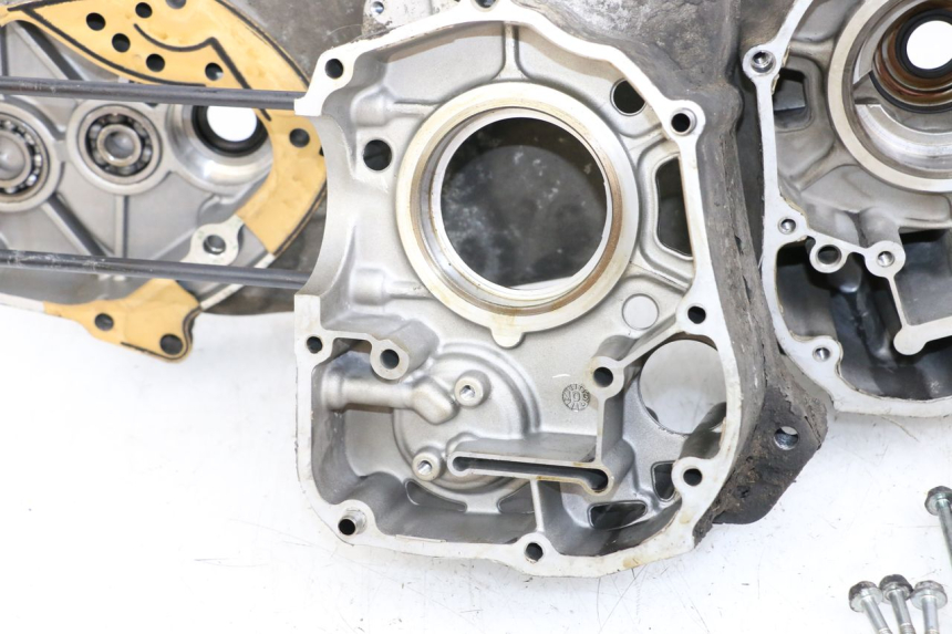 photo de BOTTOM ENGINE CASING HONDA FES S-WING SWING ABS 125 (2007 - 2015) - Focus on structure