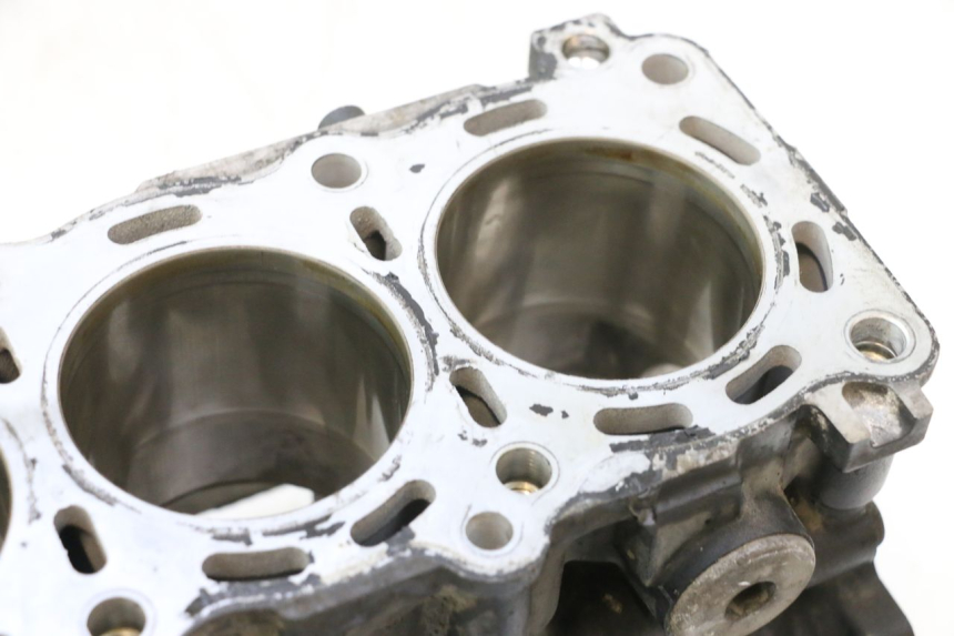 photo de ENGINE CRANKCASE SUZUKI GSR 600 (2005 - 2012) - Alternative angle