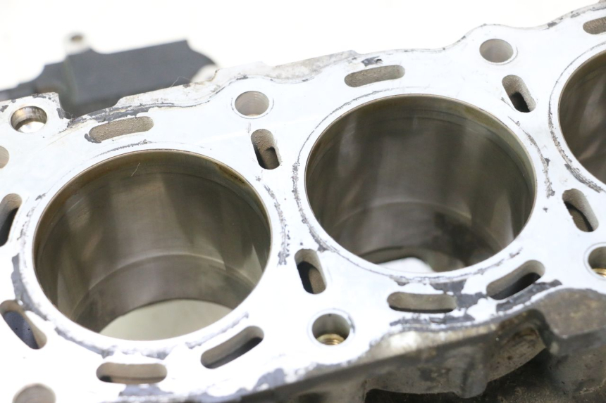 photo de ENGINE CRANKCASE SUZUKI GSR 600 (2005 - 2012) - Used quality zoom