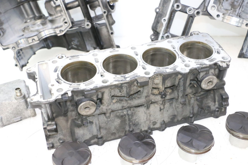 photo de ENGINE CRANKCASE SUZUKI GSR 600 (2005 - 2012) - Alternative perspective