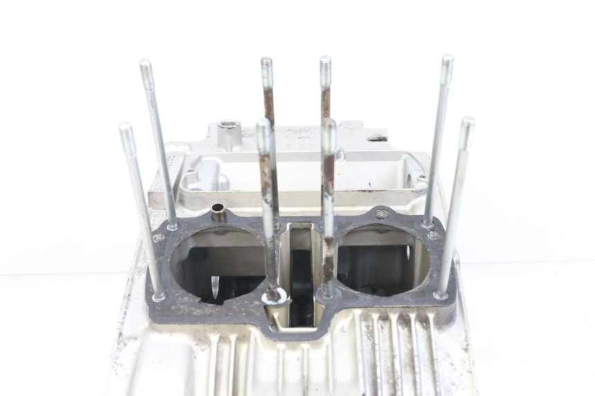 photo de ENGINE CRANKCASE SUZUKI GSX E 250 (1982 - 1983) - Alternative perspective