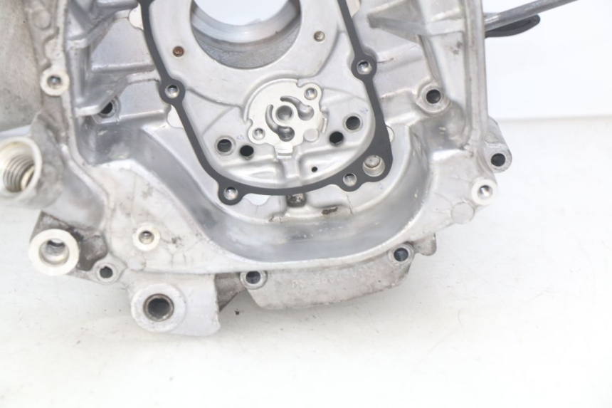 photo de ENGINE LOWER CASING YAMAHA N-MAX NMAX 125 (2017 - 2020) - High-resolution close-up