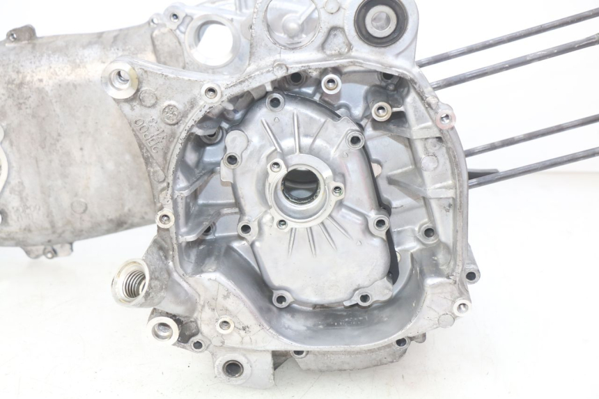 photo de ENGINE LOWER CASING YAMAHA N-MAX NMAX 125 (2017 - 2020) - Alternative perspective