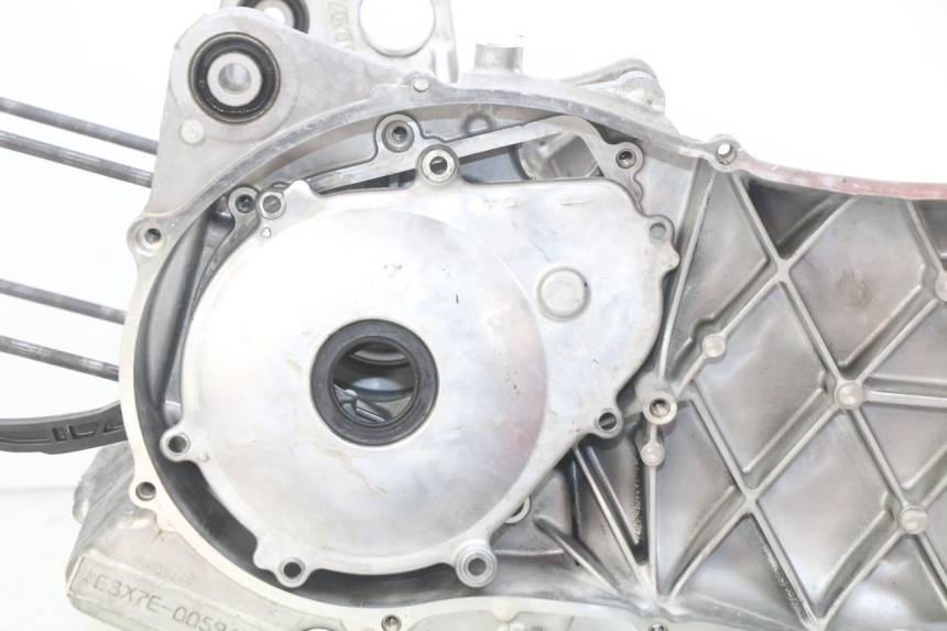 photo de ENGINE LOWER CASING YAMAHA N-MAX NMAX 125 (2017 - 2020) - Fixing points details
