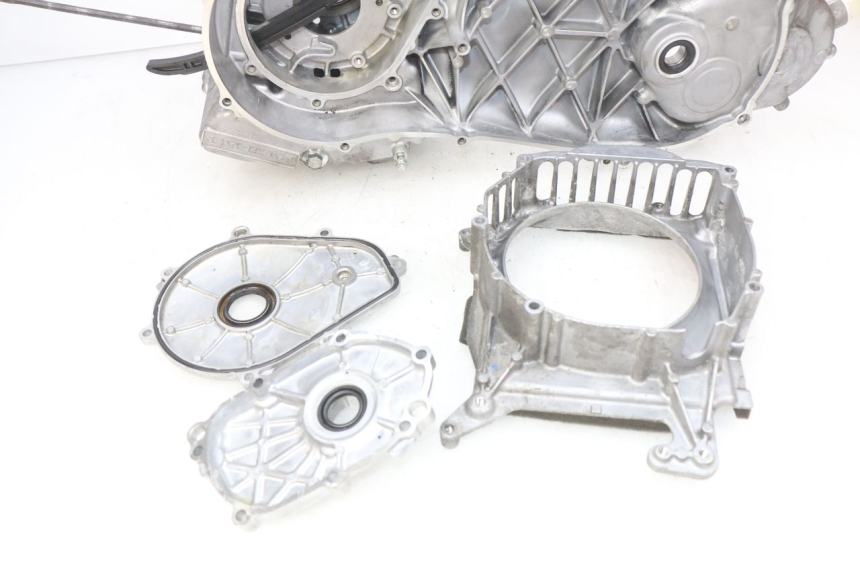 photo de ENGINE LOWER CASING YAMAHA N-MAX NMAX 125 (2017 - 2020) - Surface and material condition