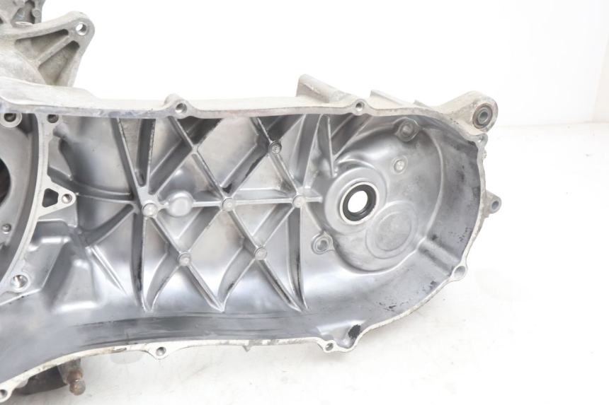 photo de ENGINE CRANKCASE YAMAHA N-MAX NMAX 125 (2021 - 2024) - Alternative perspective