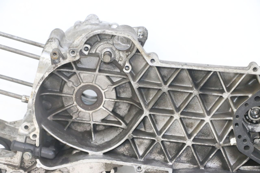 photo de ENGINE CRANKCASE PEUGEOT SATELIS 125 (2013 - 2018) - Additional view of the item